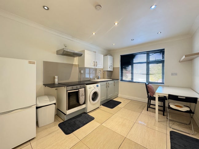 All bills included £1350, 1 bedroom flat in Harrow Main Photo
