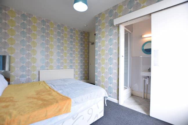 Double room available in friendly house share Main Photo