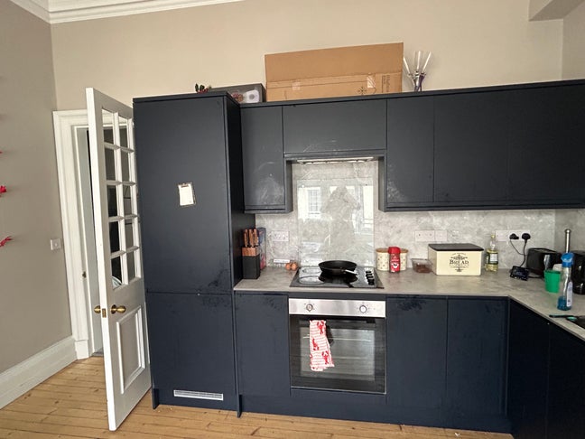 A lovely semi-furnished flat in town centre Main Photo