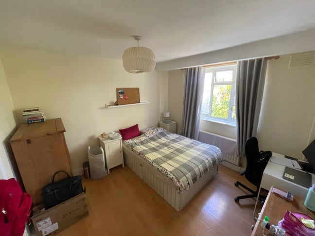 Big bright double bedroom in lovely flat share Main Photo