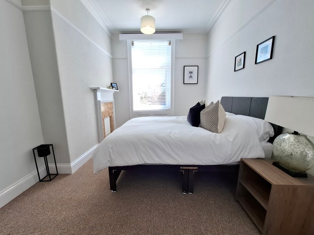 Beautifully refurbished house-share quiet location Main Photo