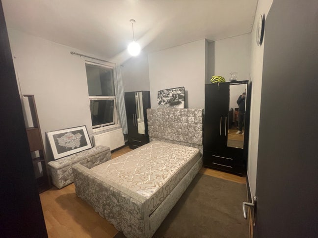 Spacious Bright Room Main Photo