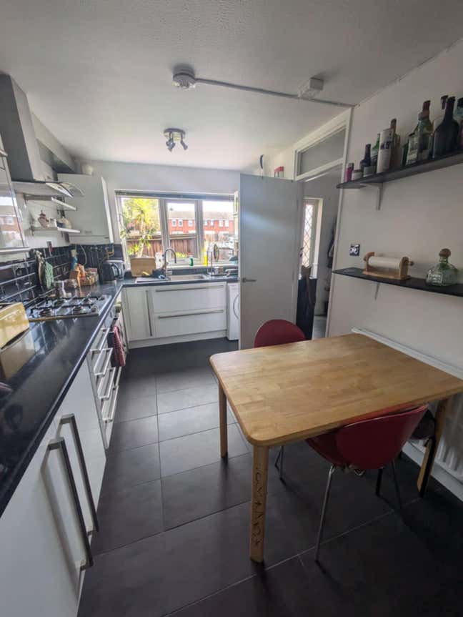 Friendly room in Hackney :)  Main Photo