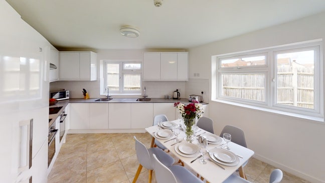 Lovely Double Ensuite Room**Very near LHR!! Main Photo