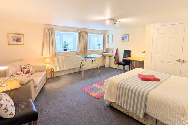 Stunning warm town centre rooms, private bathrooms Main Photo