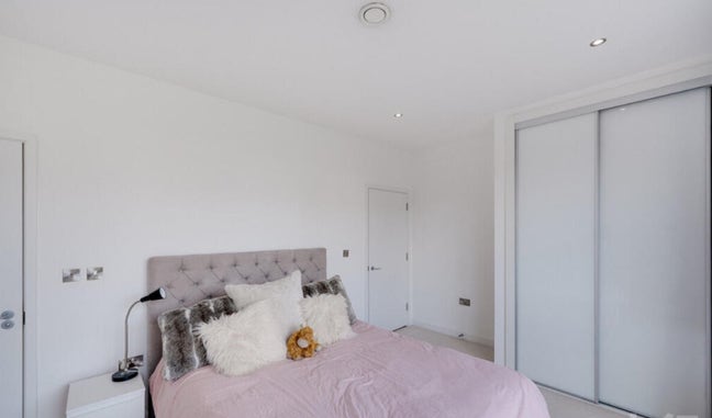 Spacious En-Suite Room with pvt bathroom  Main Photo