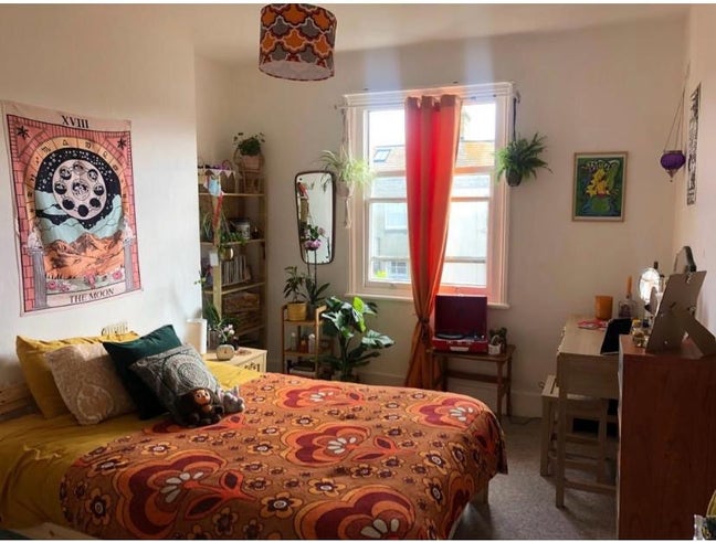 Unfurnished Room Available in Hove – £700 (Bills n Main Photo