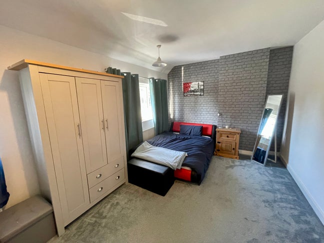Large Double Room (B31) Main Photo