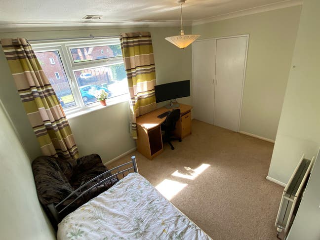 House Share - Room for rent Main Photo