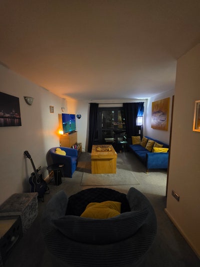 En-suite large bedroom with garage parking Main Photo