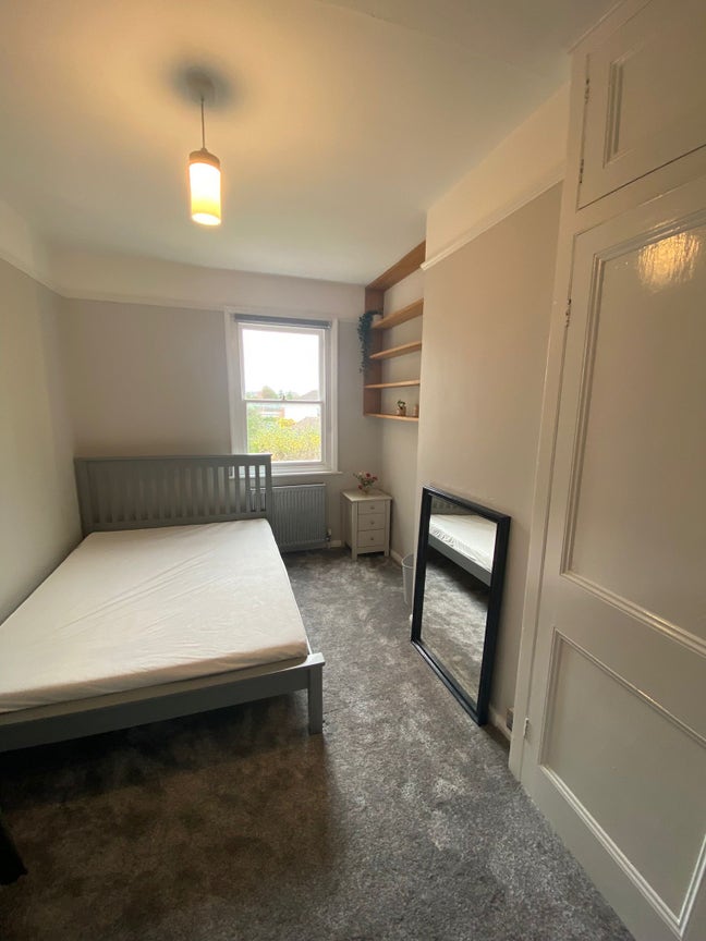 Lovely Double Bedroom in Shared House  Main Photo