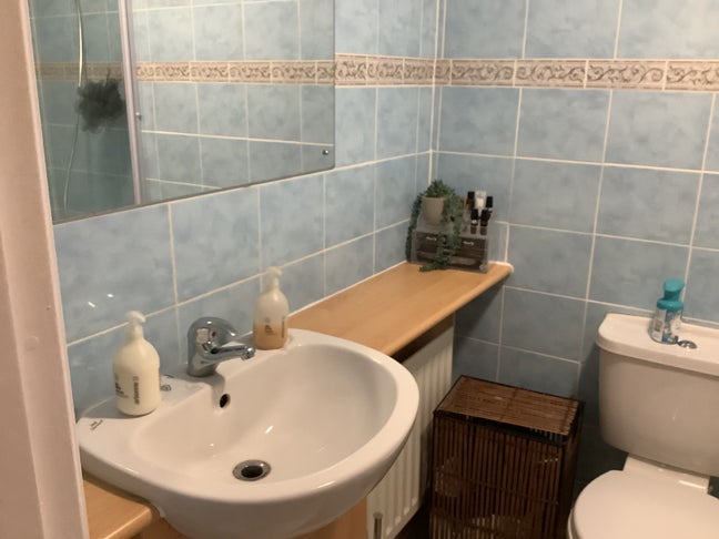One bedroom to rent with a separate bathroom . Main Photo