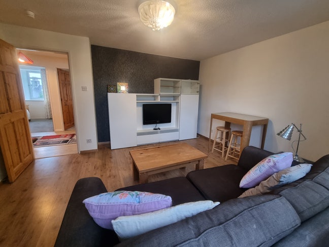 Spacious, West End 2 bedroom Flat on Beautiful Tre Main Photo
