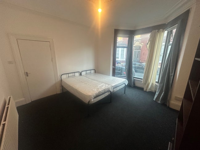 Wakefield City Centre Large  Room to Rent  Main Photo