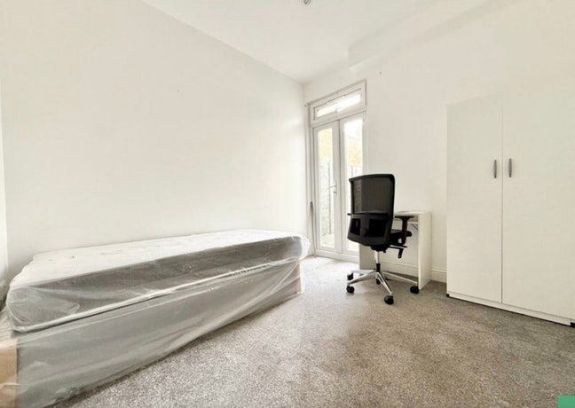 3 Cosy Rooms - Close to Station & Supermarkets! Main Photo
