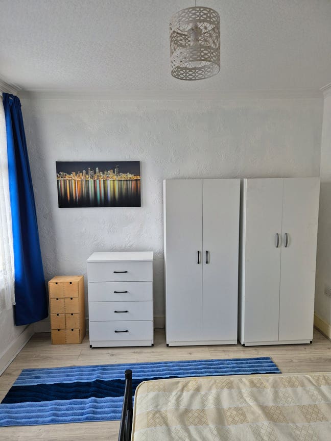 Lovely furnished large double room in modern house Main Photo