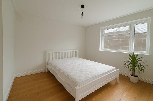 Double Room near Airport with parking & garden.  Main Photo