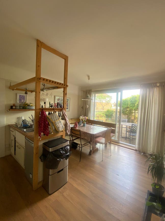 Beautiful double room, big house in east putney  Main Photo