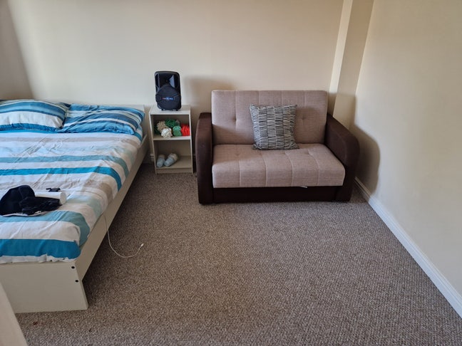 Room in a Shared House, BA14. Available Now!! Main Photo