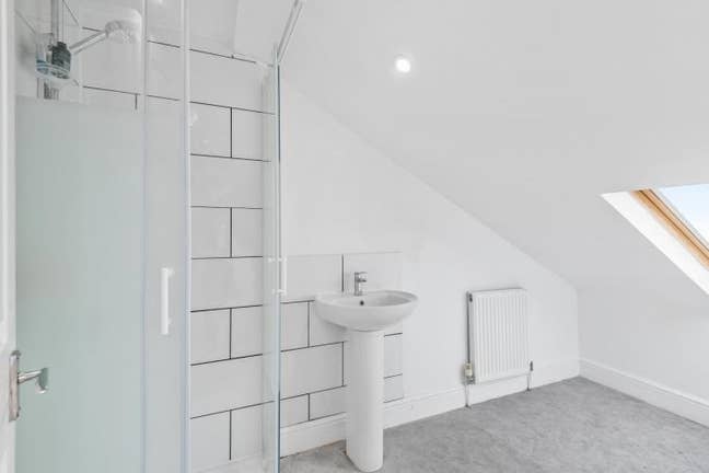 Large 4 Bedroom End of Terrace House  Main Photo