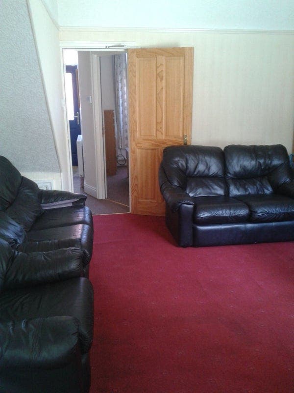 (W)1/2 rent Oct deal,one double in nice houseshare Main Photo