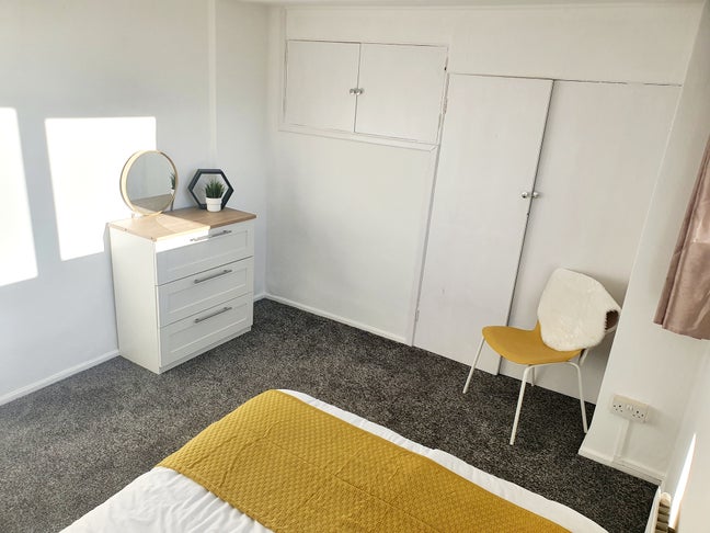 Spacious room near Stratford Main Photo