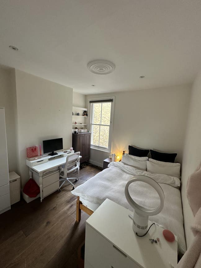 Lovely room available just off of Clapham Common Main Photo