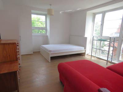 Room in a girly flat 1 min from West Ham Main Photo