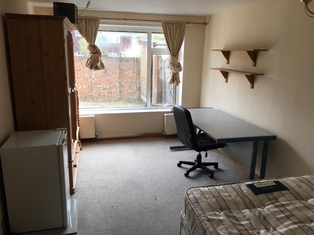 Large Double Bedroom in shared house - Surbiton  Main Photo