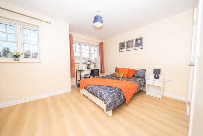  5 Luxury En Suite rooms Ready to Move In NOW !!! Main Photo