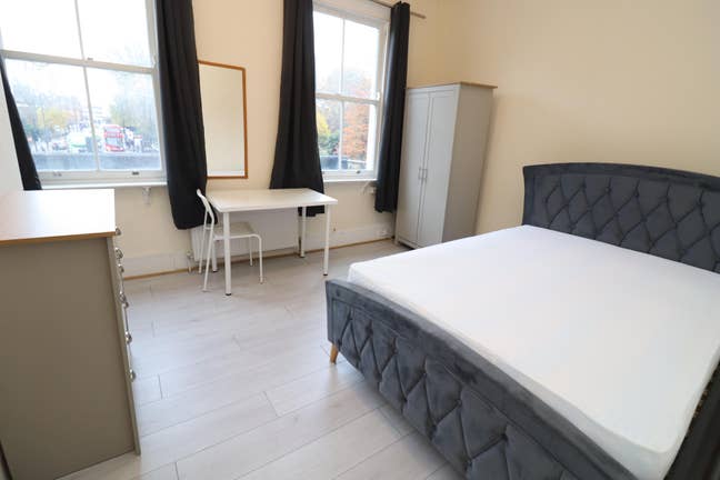 60 Seconds to the Central Line--Book Your Room Now Main Photo