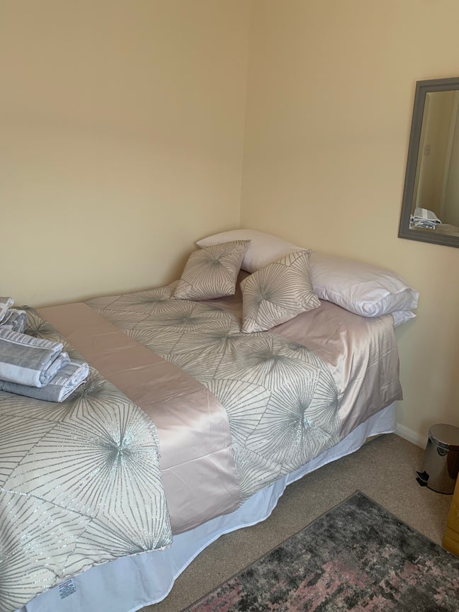 Small cozy double room (Mon to fri) only Main Photo