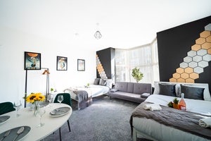 2 Beds stylish studio flat (All Bills Included) Main Photo