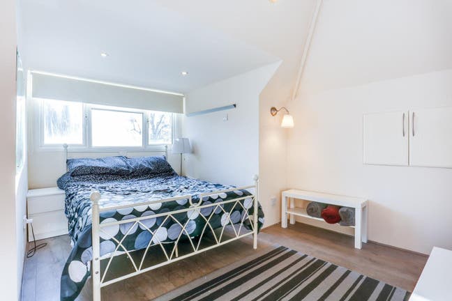 Great En- Suite room in huge house Main Photo