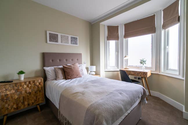 Close to Mainline Station - One ensuite room left Main Photo