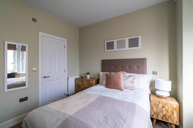 Close to Mainline Station - Two Ensuite Rooms  Main Photo