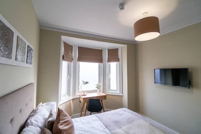 Close to Mainline Station - Two Ensuite Rooms  Main Photo