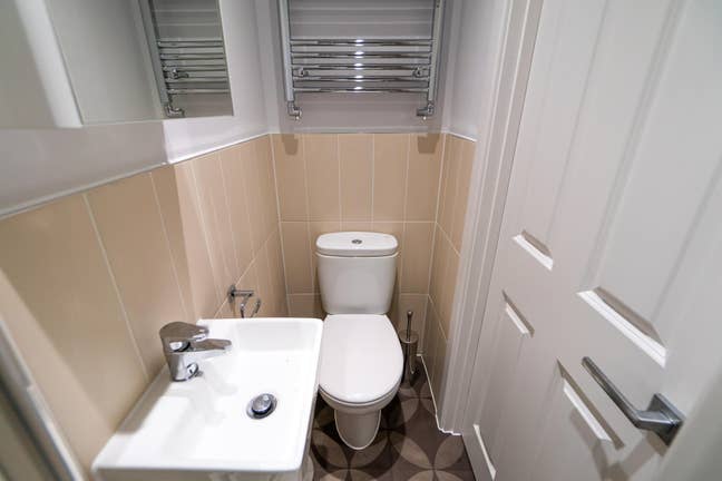 Close to Mainline Station - Two Ensuite Rooms  Main Photo