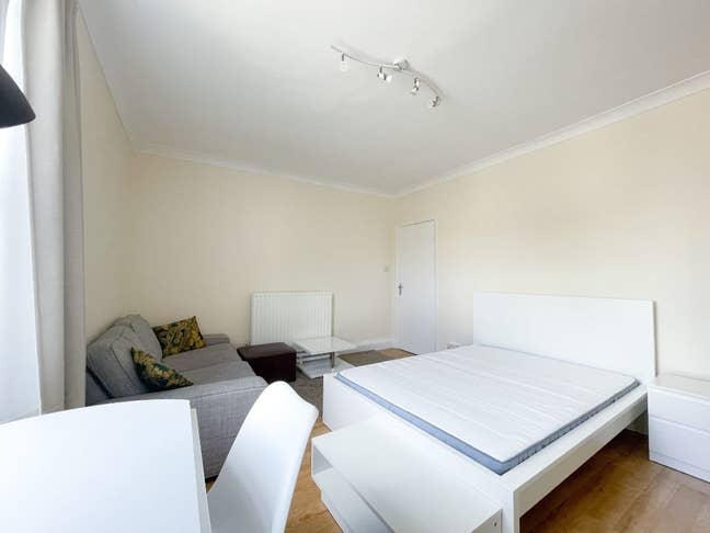 Large bright room in Camden flat with a garden ! Main Photo