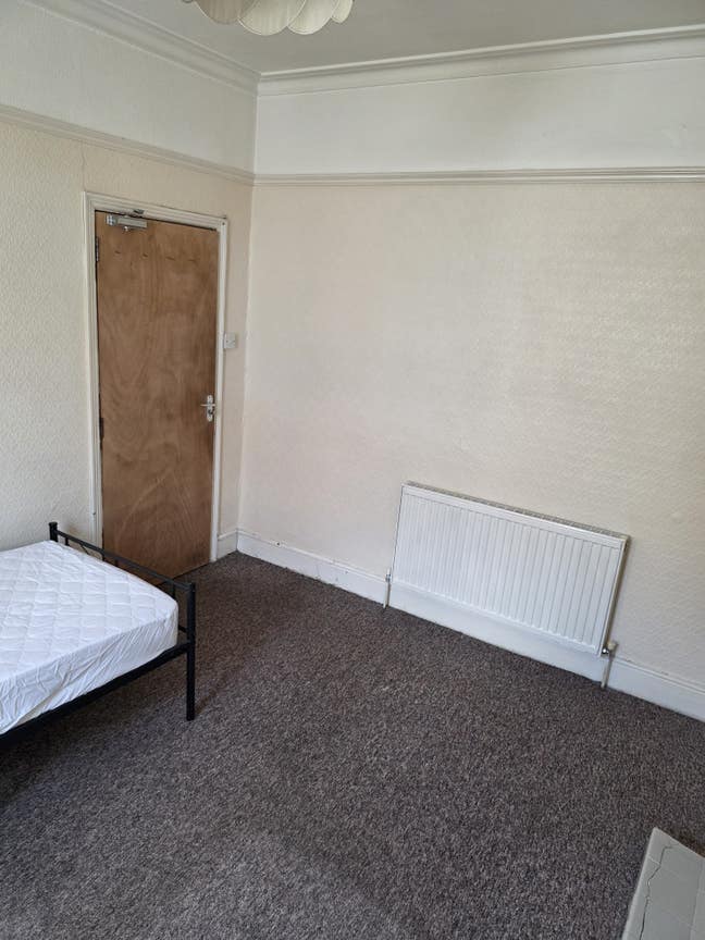 Clean room to let in redfield  Main Photo