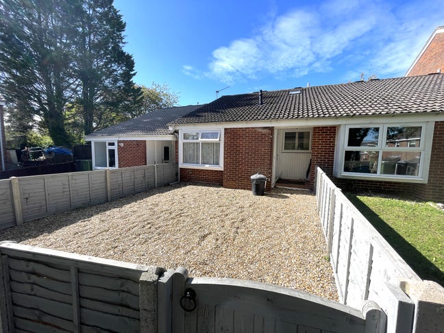 Top Floor En-Suite Double Bedroom - Elder Close Main Photo