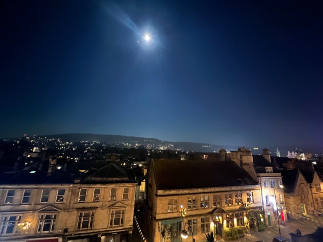 Central Bath  ,  huge room ,great views  Main Photo