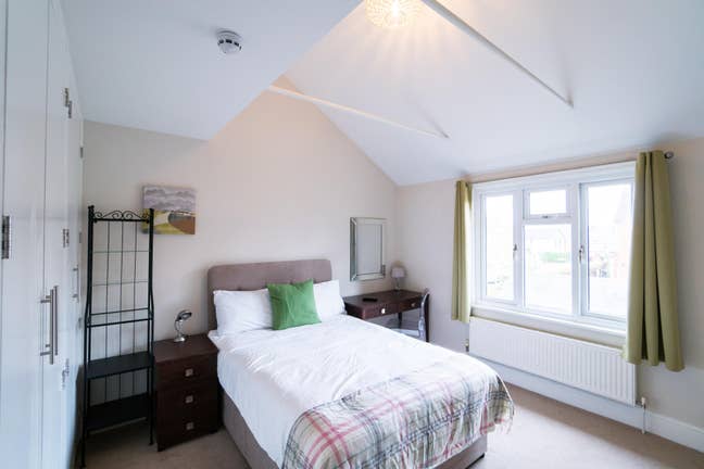 A Spacious Double Ensuite Room Available  Main Photo