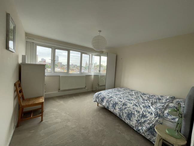 [Mon-Fri]: Bright Double Room + Private Bathroom Main Photo