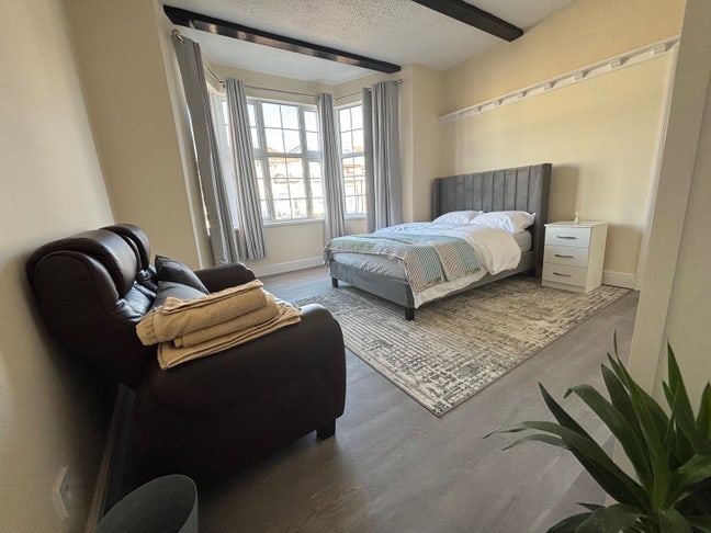Modern En suite room  Main Photo