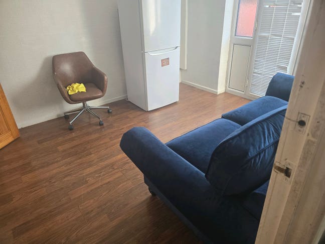 Room available in a 3 bedroom flat. Main Photo