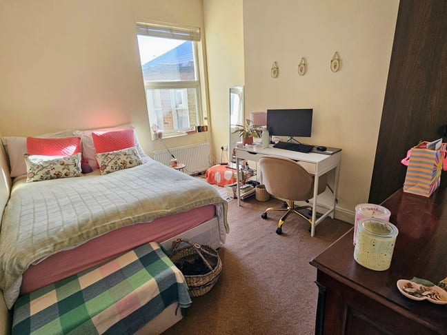 Double room in homely, peaceful flat Main Photo