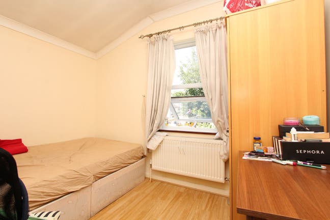 Fully Furnished Double Room – Zone 2/3 | £175/week Main Photo