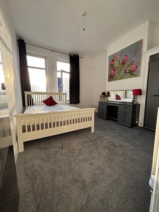 Rooms available to rent immediately  Main Photo