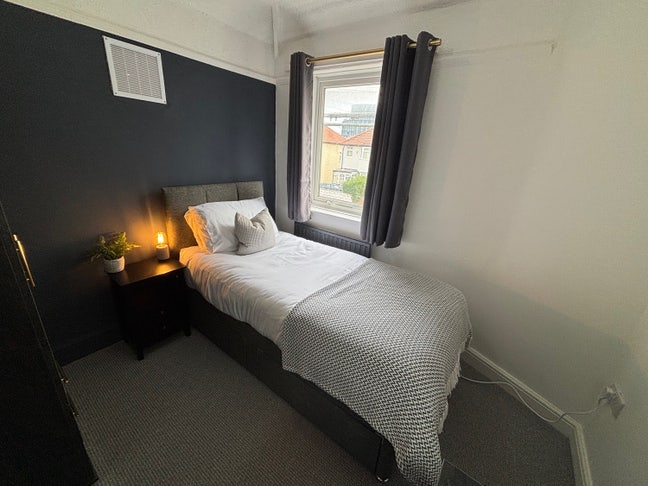 Single Bedroom in House Share Available Now Main Photo